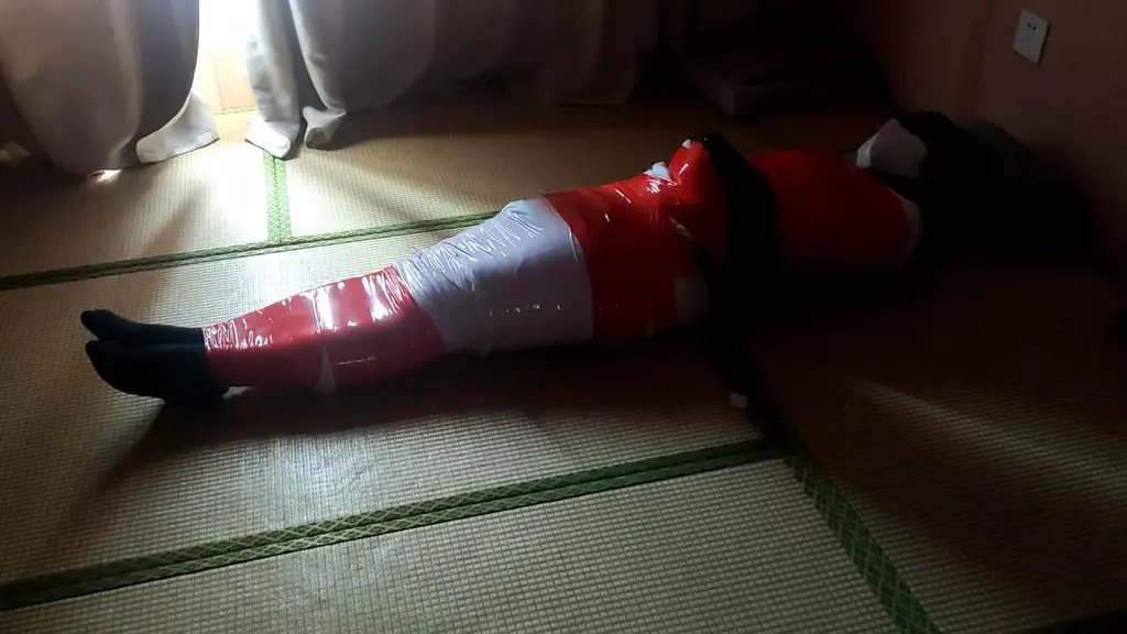 【一绳所爱】米粒-第一次被胶带全包挠脚心，第一次包裹不熟练包的很差，便宜卖 很怕挠脚心的米粒，被胶带全包起来挠脚心，最后黑暗中放置。可爱的小脚丫子一直在动，很可爱。<br>解压密码：chuxin