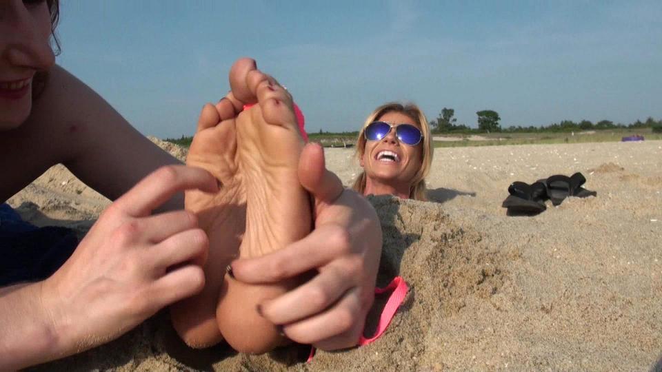 TickleIntensive - Lacey Scott's Beach Day 购买链接：<span style='color:#b0b0b0;'>[隐藏文字，购买后可见]</span>Hot blond MILF Lacey Scott is nervous and with good reason. Shes been buried at the beach with just her head and DESPERATELY TICKLISH SIZE 8 FEET EXPOSED (NOTE THE HOT TOE RINGS)! Lacey cant move an inch and her sensitive toes have been tightly toetied for complete immobility. Making matters even more frustrating, her sandals have been placed right next to her, but they only serve to tease her as she has no way of getting to them.