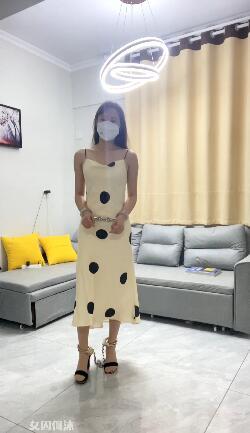 何沐原创  女囚何沐居家镣铐行走 何沐委托出售，讲述女囚何沐带着手铐脚镣在家里行走的记录，多套服装演绎。<br>有想定拍约拍的加qq1716930075
