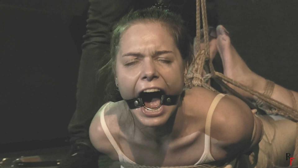 Leya - Live escape bondage challenge + interview (FULL HD MP4) Today, Leya is waiting for two bondage positions and two challenges. Everything happens on screen.<br><br>First, I tie her in a tight frogtie with ropes, tying her hands in a box tie. Then I connect her to a rope on the ceiling to lift Leya up. A ring gag is also added. Leya must try to free herself.<br>After a few minutes, I tickle her heels and sides to make it harder for her.<br><br>Second challenge: Leya has two toe-cuffs. I cuff one pair to her thumb and to her opposite toe behind her back. Same for the other toe and thumb. We have a toe-thumb, cross hogtie.<br>But Leya can't handle this, so I connect her thumbs to her corresponding big toe, without crossing. I place keys nearby and tell her to try to get out.<br>I also put a spider gag in her mouth and tickle her feet and sides for a while.<br><br>At the end of the video, you will see an interview with Leya and her feelings from the bondage challenge. Enjoy! :-)<br><br><span style='color:#b0b0b0;'>[隐藏文字，购买后可见]</span>