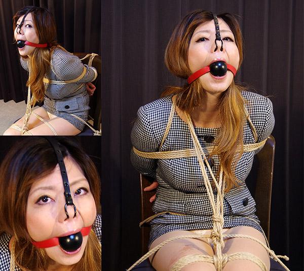 緊縛隷嬢 奈菜 美人秘書の鼻を吊れ！ Part2 <span style='color:#b0b0b0;'>[隐藏文字，购买后可见]</span><br>東京緊縛系列作品，xcream自购。<br>日文全名：緊縛隷嬢 奈菜 美人秘書の鼻を吊れ！ Part2<br>英文全名：Japanese Secretary Nana Tied and Gagged Part2<br>作品内容：悪い男達に監禁された社長秘書奈菜。Part2では椅子に座らされ前屈みの姿勢で固縛される。口には大きな黒いボールギャグが押し込まれ幅の広い赤いベ ルトでギッチリと固定される。そして秘書奈菜の美しい鼻がフックで吊り上げられる。ボールギャグの脇からヨダレが流れ始め、奈菜は初めての鼻フックに悔し さと苦悶の表情を浮かべる。<br>収録時間：23分18秒<br>片名：緊縛隷嬢 奈菜 美人秘書の鼻を吊れ！ Part2<br>片长：00:23:18