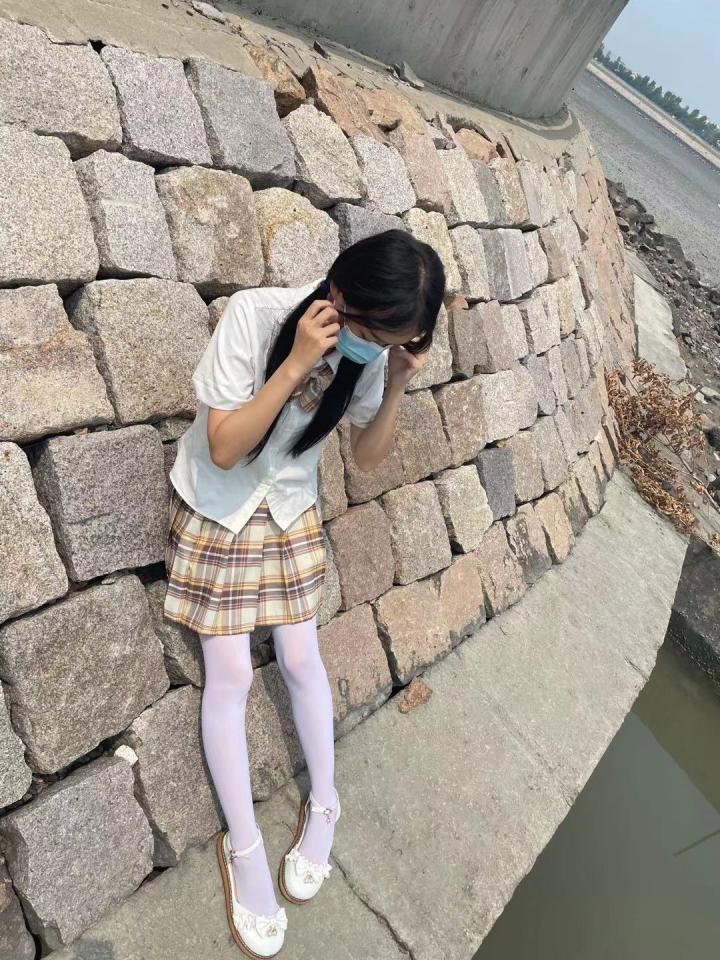 山吹白丝滩涂玩泥 强烈反差  前后换了好多条丝袜 打滚、深陷、玩水基本齐全了。喜欢这个类型的这部非常值得收藏