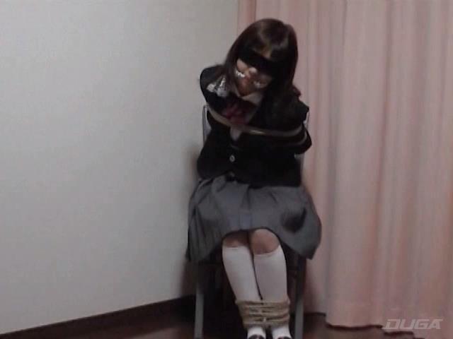 制服女性を緊縛、猿轡…18 该系列是一个较老的系列，之前站内已有4部资源。该系列比较坑的地方在于，在DUGA上的名字都是一样的，所以仅能从作品ID和品番进行区分。发帖前已经与站内已发表的资源比对过，确认该资源目前尚未有人发表。<br><span style='color:#b0b0b0;'>[隐藏文字，购买后可见]</span><br>配信開始日：2015年11月09日<br>出演者：ともみ<br>メーカー：制服を捕まえちゃった<br>レーベル：制服を捕まえちゃった<br>作品紹介：制服姿のまま拉致された女性に迫る陵辱の惨劇…。縄で縛られ、ボールギャグをされ、更には目隠しもされ、男の餌食にされるのを待つ。ベッドに倒されて、泣き叫びながら犯されていく…。じっくりご堪能あれ。<br>大概是4种不同的制服美女，分别在床上和椅子上捆绑挣扎。本资源完整时长应为43:05，但是由于最后几分钟存在部分不和谐的部分，已做剪辑处理。介意剪辑者慎拍，谢谢！！