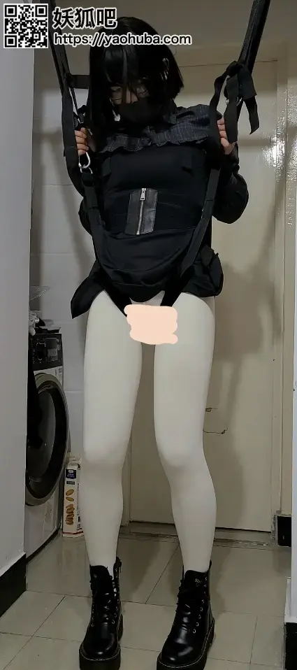 【H】女装子强制站立双震动GC 这次单杠稍高了一点，全程都有踮脚。短衬衫，背带裙，短腰封和马丁靴的组合还挺酷。裤袜稍微紧了一些，有点显膝盖，而且白色比较显腿粗。。。前面用了可以固定的TD，后面是C型震动塞子。不好发佩戴过程就只放了玩具本图~ 后面刚打开的时候反应会比较激烈，之后慢慢能忍受一些，但是长时间放置后还是GC了。这次比之前放置时间长很多，GC后甚至没力气下来Orz