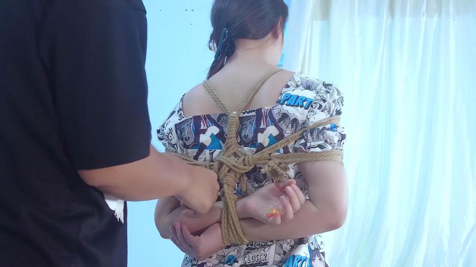 【晓鹿绳艺】【夫妻游戏下】上次捆绑玩的不够过瘾，这次老公直接把老婆给吊起来了，各种玩法手段一起上 （晓鹿回来拉）自从上次将老婆捆起来玩后发现居然玩上了瘾，上次捆绑起来玩的不够尽兴，这次索性将老婆吊起来，各种手段一样一样的来，直到老婆筋疲力尽才肯罢手。<br>工作室联系QQ：1462308882   晓鹿微信：xiaolushenyi 欢迎大家一起交流，拒绝任何骚扰色情话题，感谢<br>片长：38分钟  清晰度：1080   文件大小：1.5GB  <br>有喜欢我作品的可以找我订拍哦<br>解压密码：qq1462308882