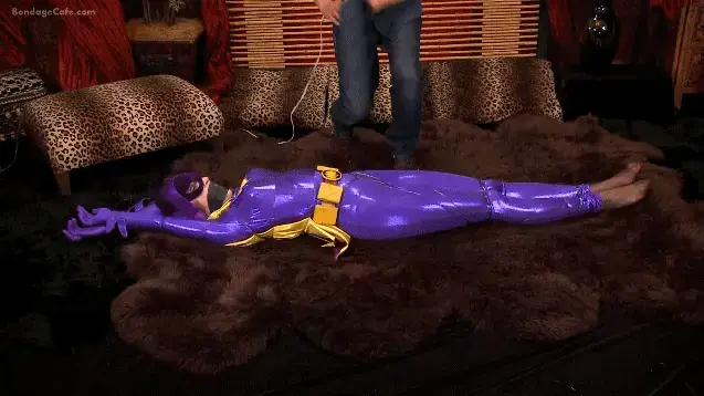  wmbcv-1371: Arielle Lane - Batgirl Orgasmic Whiskers Part2 Arielle Lane<br>08/20/2021<br>The last time that Arielle was out, I had a crazy idea to put my Batgirl costume on her, and tie her up in some rather lovely thin twine. Very much an homage to the Cat's Whiskers scene from the TV show. Yep, I've done it before, and I'll probably do it again - but it is amazing how effective a tie this...<br><br><span style='color:#b0b0b0;'>[隐藏文字，购买后可见]</span><br><span style='color:#b0b0b0;'>[隐藏文字，购买后可见]</span>