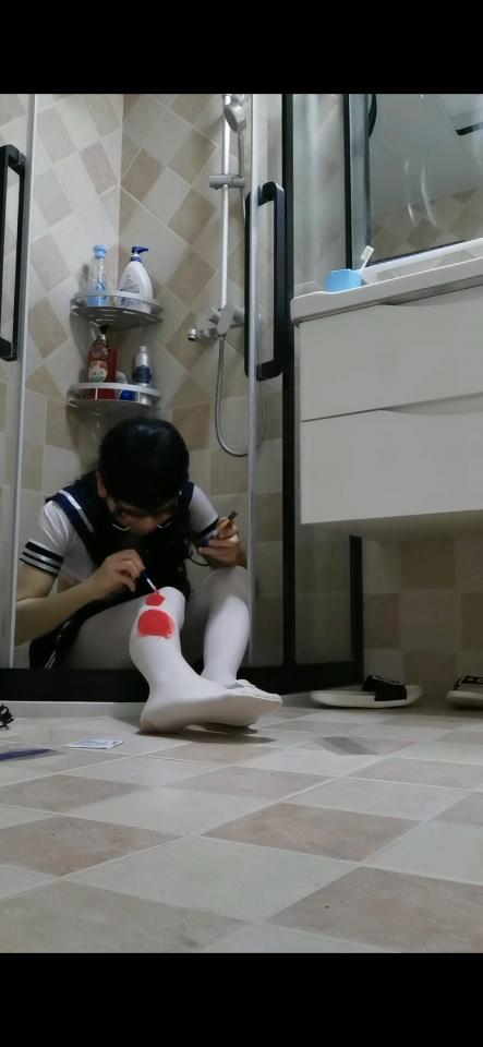 [伪娘QAQ]挑战用人体彩绘彩釉涂抹满白丝腿子，奇奇怪怪的xp增加了！[part 1] 呜呜呜因为网络的原因，所以发了好多次都没有发成功。这是以前的老视频啦，玩这个也是突发奇想，毕竟白丝就是用来弄脏的嘛～彩釉的感觉很好，黏糊糊的，滑腻的触感透过丝袜也能感觉得到。喜欢的朋友请支持一下叭！（要是有其他建议的话可以在评论区告诉我噢）
