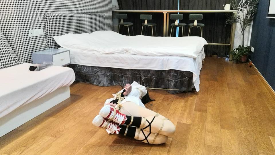 [一只萌熊] Self-Bondage Requiring Rope Cutting A performer attempts self-bondage that ultimately requires cutting the rope.