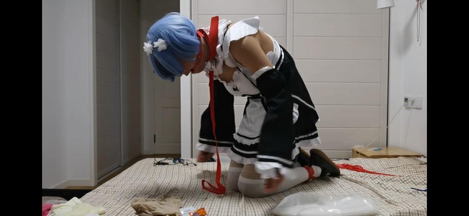 [蕾姆cos]【伪娘】[正片来啦]第一次拍正式的作品呀！紧缚加上训练器的强震，在定时锁的牢固封锁下被强制gc了15分钟，蕾姆小姐姐感觉人都要消失啦！ 这次用到了很多东西呀，手铐、脚铐、绳子、口球、尼龙扎带、定时锁、训练器（[不可描述]）、狗链。上次没有达成的15分钟今天达到啦，代价是整个人都坏掉了一样o(╥﹏╥)o。还是一样的层层丝袜包裹，（PS：咦？问我为什么要穿这么丝袜，因为我是丝控呀！）下次有点不敢这么玩惹QAQ，因为太刺激了，看看大家喜不喜欢叭,这次真的在蛮用心准备了，如果喜欢会继续更新的！所以请大家多多支持！（PS：其实这次原本是想龟甲缚和用定时锁驷马的呢，但是后来发现自己绳子买短了，后手缚自己是个废物锁不上QAQ，所以只好这么拍了，以后有机会的话再更新叭！）