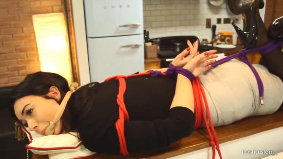 Bondage Hand Fetish Hogtie - Lauren Bondage Hand Fetish Hogtie - Lauren<br>This clip focuses on hands (palms, fingers and professionally done red manicure) in a specific position while struggling in a hogtie. The focus is also on some gagging/drooling elements, as Lauren is gagged with a ball wrapped in a nylon tied around her head.<br>Following from the previous episode, Lauren is re-gagged (off screen) and lying on the kitchen bar table in a hogtie.<br>Her wrists are tied with the PALMS to the OUTSIDE; her hands are tied to the waist.<br>She stays in this position for 10 minutes while the camera pans around her.<br><span style='color:#b0b0b0;'>[隐藏文字，购买后可见]</span>