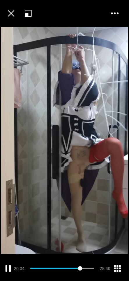 【小雅】[蕾姆cos]伪娘，不同丝袜＆尼龙扎带的捆绑---[第三弹]绝望的吊缚 （接定拍，价格可商量。Q3438523476）刚刚从人形犬解脱的蕾姆小姐不仅没法休息，还被要求马上进行第三项挑战。要穿上更加涩情的红色丝袜，用尼龙扎带进行单脚吊缚，还要含住自己之前穿过的黑丝，坏人为了确保蕾姆小姐真的佩戴了训练td，还要求红色丝袜只能穿一只jiojio。蕾姆小姐只好照办，但当单腿吊缚真正开始时，蕾姆小姐却已经快要疯掉了，td的疯狂震动带来的[不可描述]混合[不可描述]起左腿的扎带深深地勒进肉里的痛感，两种不同的感觉让蕾姆小姐浑身颤动，甚至失禁。绝望的蕾姆小姐疯狂的挣扎，只想要结束这一切……15分钟后，浑身一点力气都没有了的蕾姆小姐终于解脱了，瘫倒在地上……（画外音，马上就要开学啦，所以，视频的拍摄就要告一段落了，应该得等下次放小长假看看能不能更新呢，另外QAQ这次的拍摄把自己蛮贵的义乳给弄坏了，损失惨重，一直以来都是自己攒钱来支持自己的爱好，但现在真的没钱了。所以喜欢的友友请务必支持一下！拜托了！）