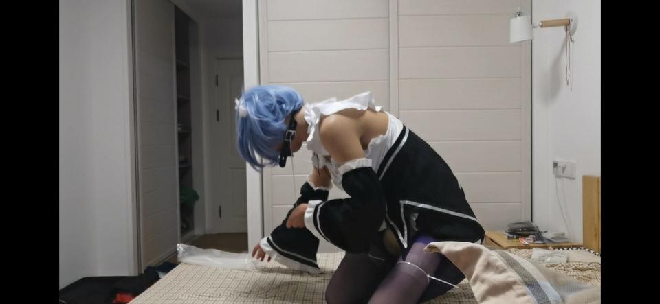 【小雅】[蕾姆cos]伪娘，不同丝袜＆尼龙扎带的捆绑---[第二弹]羞耻的人形犬 只能像狗狗一样？蕾姆小姐刚刚听到坏人的这个要求内心是拒绝的，可是，自己的白丝还在他的手上呢，都不知道别人会拿来做什么！只好答应别人的要求的蕾姆小姐穿上了诱惑的紫色丝袜，用尼龙扎带亲自做了狗链，还被迫带上了[不可描述]（不可以看到喔），连上了鞭子充当狗尾巴，训练的td依然放在前面，只是在后面被堵上的情况下，前面变得更加敏感了。又用扎带将双脚双手都并拢，一只小小的人形犬就诞生了。看着屏幕前的自己，蕾姆小姐感觉十分羞耻，而用膝盖及地，又十分的疼痛。像狗一样的蕾姆小姐就这么度过了15分钟……（尼龙扎带是真的好紧，由于真的没有钱了才被迫买了这个，方便是挺方便的，但是那种真真正正勒到肉里面的痛感，是真的要让人哭出来的，不是很建议单纯想要被束缚的小伙伴们使用，我用主要是，因为真的没有钱了QAQ）