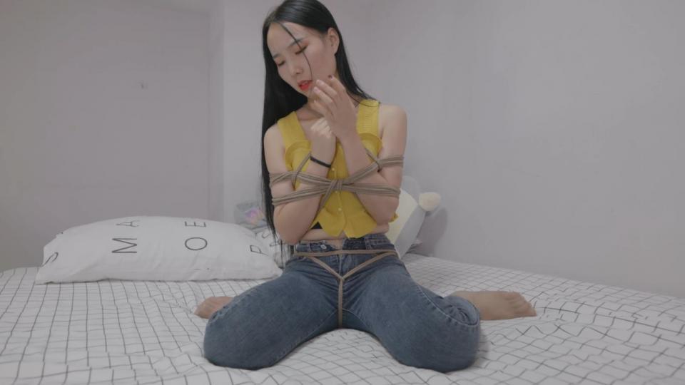 【绳模枫玥】紧身牛仔裤与库里丝全身捆绑 大家好，我是丽柜和4K映像的模特枫玥，我一直“潜伏”在论坛已久，机缘巧合下做了绳模，我想为什么我不能自己也发呢，于是就把这个账号拿来发布视频了。不拍振动相关的大尺度视频，可联系QQ定拍：2393079071，探子勿来互相浪费对方时间。