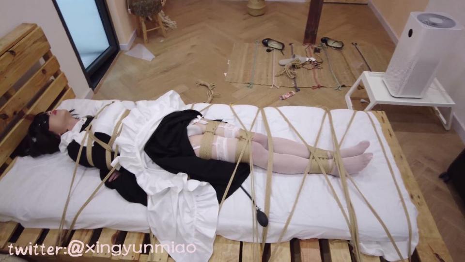 《紧缚女仆榨汁续集/全身绝对固定木床紧缚/吊开腿多次GC》【图片预告】正片已发布 - 这是一则预告，购买过正片的请勿重复购买哦~~ 正片已发布在首页，请到主页寻找。0.继上次被捆绑到柱子上之后，爪爪真的喜欢上了这种全身多绳固定。完全无法动弹的绑法，玩起来会很有趣。女仆搭配吊带白丝，蒙住眼睛的爪爪被主人粗鲁的捆绑起来，随着绳子的增加，爪爪完全被固定在了床上，紧紧的舒服让爪爪身体变得酸麻起来，充气G塞慢慢的变大，加上ZDB和筋膜枪的经典组合，直接让爪爪湿掉内裤。本以为结束了，没想到被主人抓起来开腿绑到了床头，打开的双腿完全没法阻挡振动的袭击，只能任由振动带来痛苦的[不可描述]。 [职业（女仆）,胸缚,白丝,长筒袜,眼罩/蒙眼,蕾丝白袜, 剧情向,伪娘,绑床]