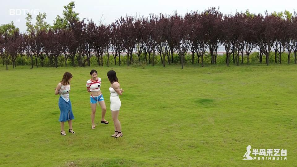[半岛束艺台] Run, Sisters: Bound Name-Tag Game Three women take part in an outdoor bound-name-tag game.