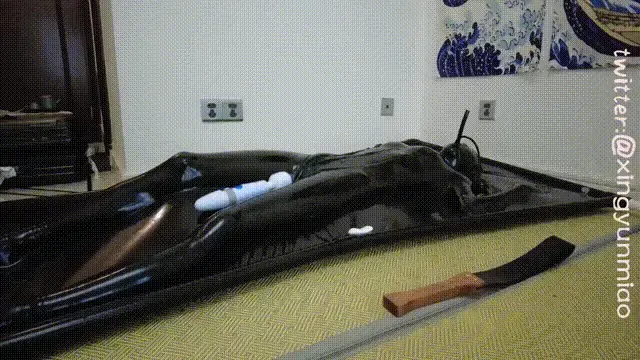 【ZHUA-25】《被真空床封印的乳胶爪》爪爪穿着无死角全包乳胶衣/身体每处都被紧绷的乳胶包裹/甚至连嘴巴和pp都塞满器具，乳胶衣+真空床双层包裹，身体紧绷被填满，想必爪爪在里面多么绝望...... 1.是谁在里面阴暗潮湿的真空床内？当然是爪爪啦~全方位无死角的全包乳胶衣包裹着爪爪身体的每一处，爪爪的腰被束腰勒紧显得格外纤细，戴着只有嘴巴露在外面的乳胶头套也即将被充气口塞封住。进入真空床，感受着里面空气被一点点被吸尘器吸出，身体逐渐变得更加紧绷，每一处都被双层乳胶包裹，动弹不得。振动持续刺激爪爪的pp/被乳胶包裹的身体变得跟敏感，手抚摸着爪爪脸部、挠着腋窝、鞭打大腿。中间，原本比较燥热的爪爪被冰块袭击，冰块滑过身体，冰冰凉凉使得爪爪直哆嗦。最后，被振动玩具调教至GC......<br>2.爪爪终于出有关乳胶的视频啦，大家喜欢的话后面多持续更新相关作品，推特上面发布了爪爪露脸穿乳胶被绑的图片，作为粉丝福利。以后也会以那个形象拍成视频，想必会非常有趣~<br>3.预览图都是动图（GIF），请各位欣赏，请大家支持正版，给爪爪支持才能创作更好的作品，谢谢大家(๑′ᴗ‵๑)❤<br>ps:写简介小作文真的好羞耻，希望有人看(ﾉ∀｀)<br>解压密码：<span style='color:#b0b0b0;'>[隐藏文字，购买后可见]</span><br><br>Twitter：@xingyunmiao<br>Telegram:@zzZHUA<br>视频号:ZHUA025