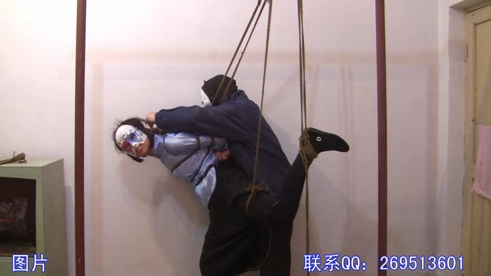 逍遥游 005号作品 五四装捆绑 片名：五四装捆绑<br>出品方：逍遥游<br>剧情：五四装 五花 单腿吊缚 逍遥游并不是逍遥作品 是早期一个定拍作品 特征是女的都戴了面具 清晰度还不错 1280*720   <br>我的视频目录：https://www.yaohuba.com/video_list.php?uid=688450<br>[展示的隐藏文字]早年倒闭网站 没有网址 另外视频的片头有资料 逍遥游 5号作品 [展示的隐藏文字]