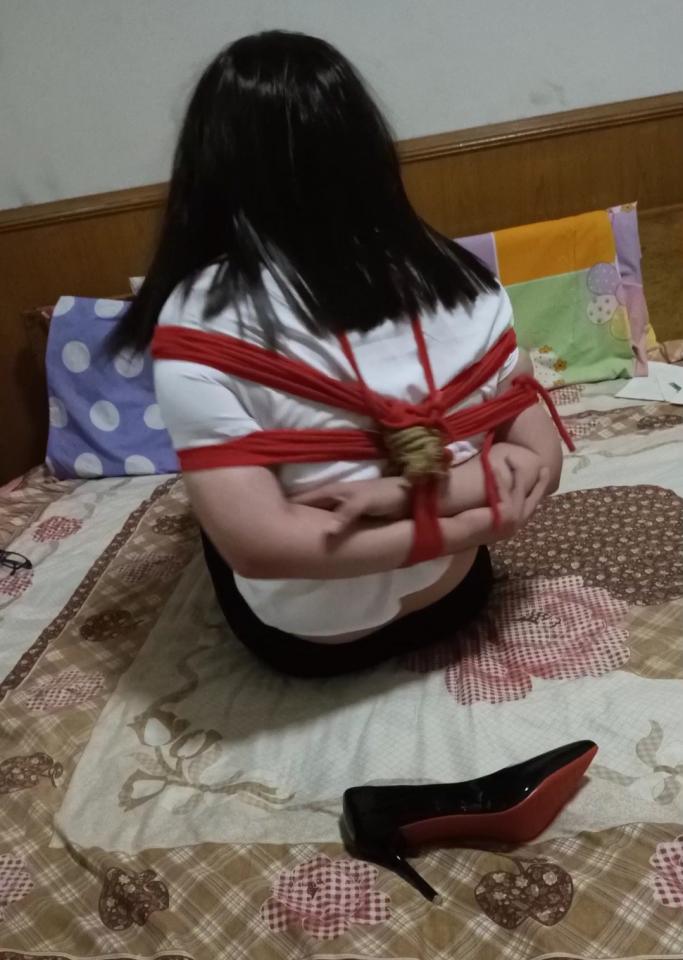 日式捆绑自缚，职业装小黑丝，这次绑的比上次紧，小后高手都留[不可描述]影了所以每次都留那么点挣扎的空间 每次自缚前都会幻想，玩着才有激情。<br>月黑风高夜 一个白领下了晚班儿 缓缓走出了 公司的门口 本来想回家放松一下 洗个热水澡 ，可是怎么也没有想到。自己却在一个破旧房屋醒来，身体不能动弹。不能说话一时间陷入了短暂的挣扎中，而绑架他的人 似乎对钱并不感兴趣 白领可怜巴巴的看着劫匪，看着自己被捆绑的身体。感觉到了前所未有的恐惧....