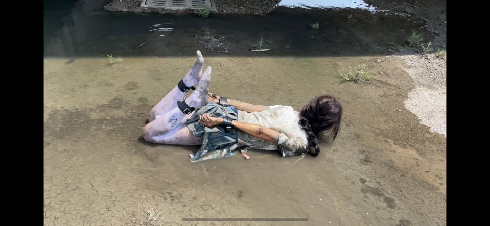 JK白丝臭水沟捆绑 路边朝路人展示 浑身弄脏 绝对刺激 地点选在一个排水渠 水很脏都是污水 妹子毫无畏惧 第一次尝试sm风格 。<br>也是拍的比较顺利的一部messy作品，值得收藏。熟悉我的都知道我的作品线下卖多少钱。在这上面已经真的非常便宜了。