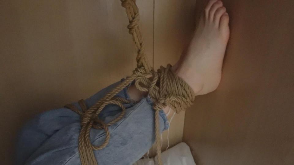 衣柜捆绑放置 橙子原创<br>模特 小芳<br>最近比较忙，顾不上这家伙，膨胀的厉害，关衣柜里体会下黑暗的绝望。<br>内容包括捆绑、裸足、sp、挠脚心等，近期工作室招聘济南地区兼职模特及全职助手，女生优先。<br>环境轻松，待遇优越，工作简单。有意向可加q
