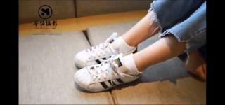 誉铭传媒白袜小姐姐 誉铭传媒白色短袜，金典贝壳鞋，超级无敌嫩脚。