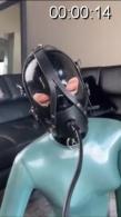 乳胶衣Rubber share 国外身穿绿色乳胶衣的模特口中含着口塞，一旁的工作者挤压气阀，模特口中的口塞不断变大。<br>本人还有更多精彩视频和精彩套图，可以点进本人主页进行观看和欣赏，视频和套图价格很低很实惠。希望大家多多支持。