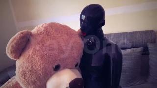 Rubber Girl and her toy beer 希望大家能多多关注我的钻石视频。<br>I hope you can pay more attention to my diamond video.