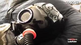 Gasmask-01 介绍：模特穿着乳胶衣，头戴着面罩，被放置在床上挣扎。<br>希望大家能多多关注我的钻石视频。<br>I hope you can pay more attention to my diamond video.