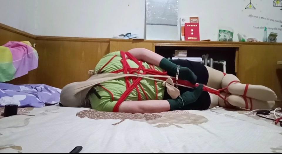 丝袜套头再加驷马自缚，手铐和龟甲一起用上 本来想多拍一会，可脖子闪了，疼的不行，只能赶紧结束了，大家玩的时候建议用手铐加起码就可以！