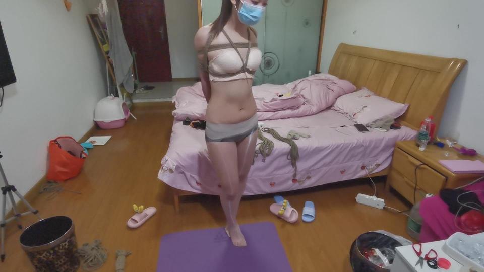 『我的媳妇』第53弹、刚绑好驷马接了个电话急匆匆的出门了把媳妇丢家了一个人丢家中任由其挣扎（妥妥的驷马放置、**） 片名:0902<br>时间:73分钟<br>大小:2.63G<br>格式:zip 7z建议使用360压缩解压<br>失效站内信联系我<br>解压密码3119782105<br>请勿百度云在线解压或观看<br><br>玩到一半借了个电话不得不出门<br>推都推不掉<br>又不想解开<br>干脆直接把媳妇扔家了<br>结果回来的时侯脚底绳子勒的她深疼<br>应该是她自己挣扎的越来越近了<br>完事后臭骂一顿<br>啧啧啧、出门开溜