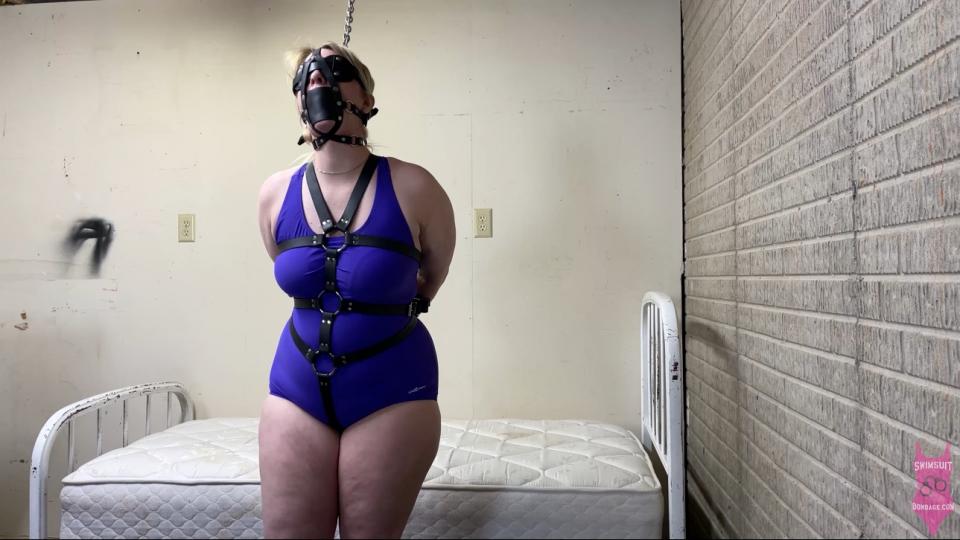 334 Astrid bondage harness Astrid is bound and gagged with a full body bondage harness and ball gag head harness. She struggles to free herself.<br><span style='color:#b0b0b0;'>[隐藏文字，购买后可见]</span>