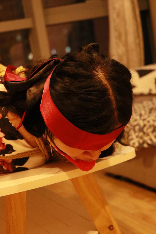 40岁女同好真实体验驷马紧缚放置，沉浸式一镜到底，感受挣扎与紧缚的魅力 40岁女同好真实体验驷马紧缚放置<br>沉浸式一镜到底<br>感受挣扎与紧缚的魅力<br>首次体验，最后有点慌<br><span style='color:#b0b0b0;'>[購入後に隠しワードが表示されます]</span>