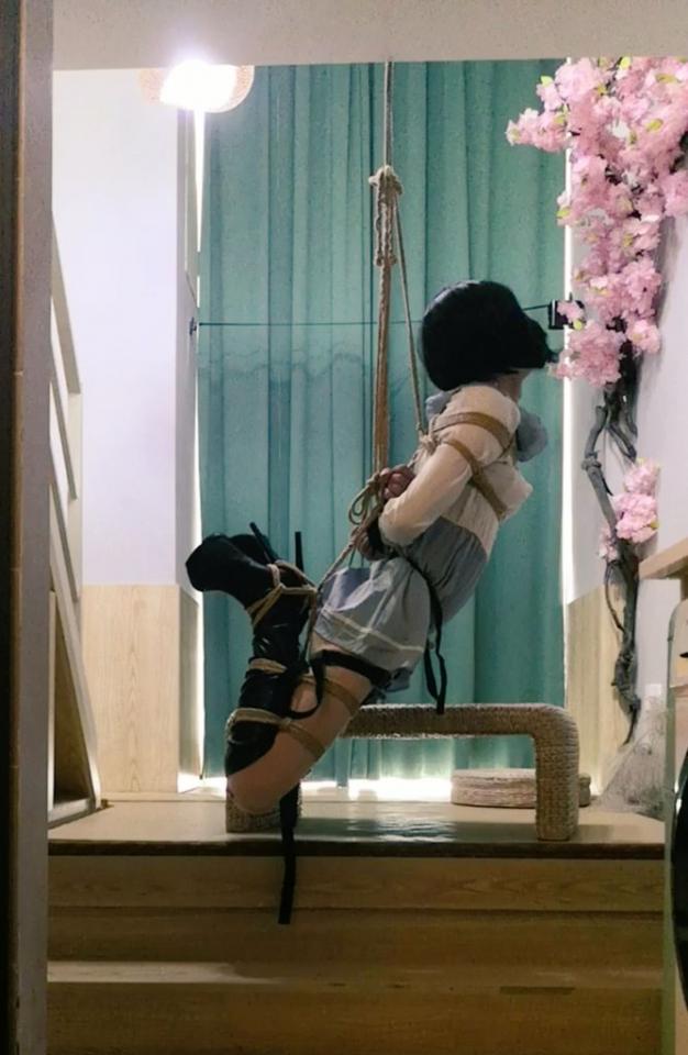 开腿日式吊缚自缚 这次来一个体验非常舒服又体验十足的开腿吊缚，双腿绑成开腿，上半身绑一个承重绳加日式，然后再来一个股绳，把这些连接在一起，全身绳子都通过股绳连接，吊起来的时候全身都被收紧，但是又不会疼，很适合想被长时间吊起来的小伙伴，而且很好学，绑起来的时候当然不能少了zhendongbang，双腿只能分分合合，[不可描述]却牢牢的贴着身体，全身都被震得颤抖，股绳把下面跟[不可描述]嘞的更贴合，然后吊在空中来回挣扎~~~~（之前和谐的视频都可以私信找我补发，看不懂的地方也可以直接私信问我我都会回的）