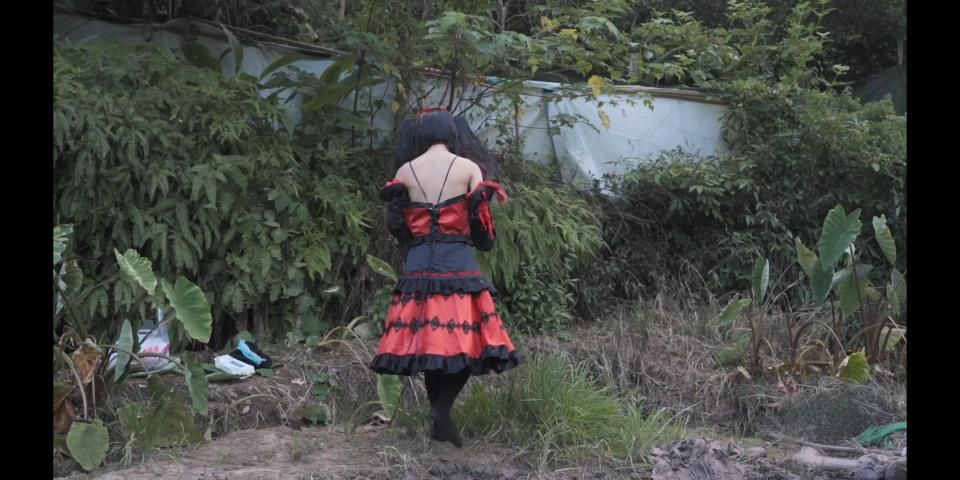 [筱酱] Kurumi Mud-Stomping Kurumi takes part in playful mud-stomping.