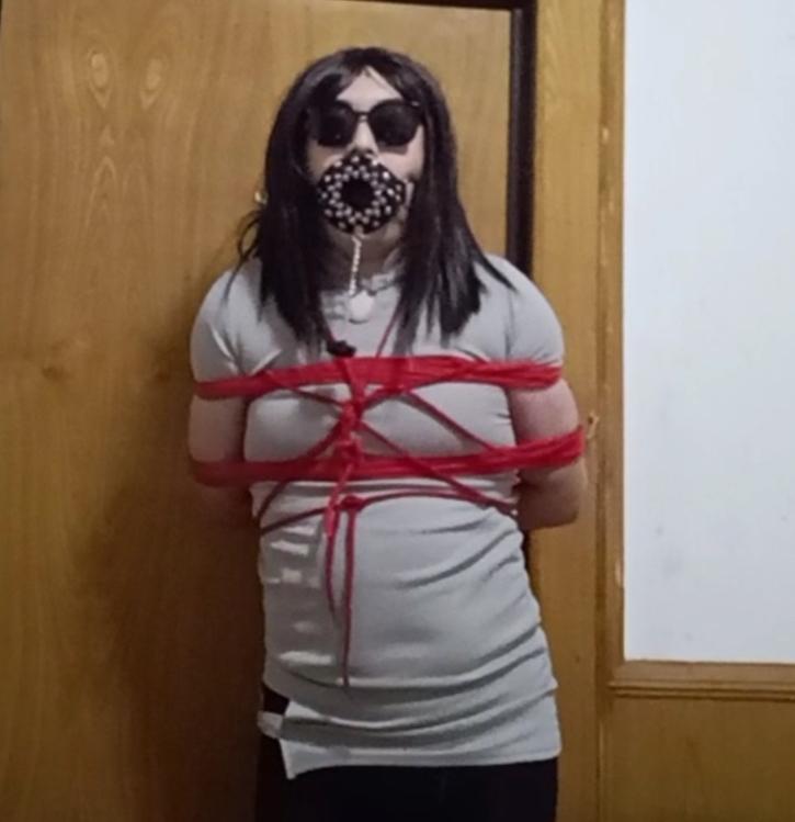 [老鼠爱大米] Near-Miss Self-Bondage A performer narrowly avoids a self-bondage mishap.