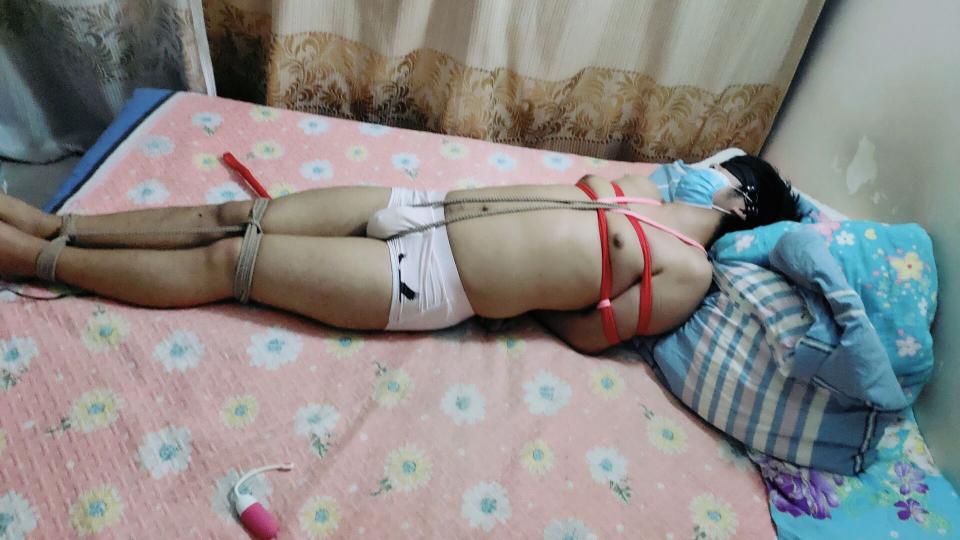 粉樱姐姐大人调教男m弱受 回归调教人的行类=-=。。。。其实当一个S是很累的，绑起来之后再给调教了- -不过总归是调教的挺爽，男M比较弱，被绑一会之后胳膊就有点小麻了，拍了一会之后就结束了，这次刚回归发视频，我被绑的一定是会出的，只不过我发现有人比我还M这个剧情就是粉樱把男M绑起来皮鞭，眼罩，[不可描述]，电击器这些把他一顿折磨，这男m似乎很爽的样子！<br>哦哦瞎玩泡樱小屋接定拍，约拍这些：1833578312