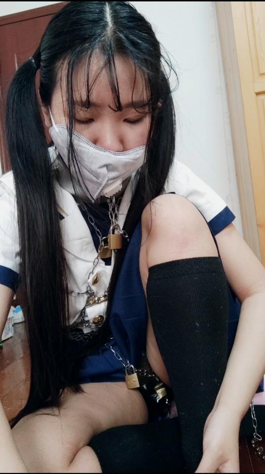【冷酱自缚09】冷酱客户定拍大尺度自缚，贞操带肛赛尾巴，用铁链捆龟甲浑身上锁，钥匙放铁盒，带上宽项圈，k9人形犬套装爬行吃狗粮学狗叫，解锁逃脱  （下载后解压，解压密码leng解压后改后缀为.mp4）<br>今天冷酱带上尾巴肛赛，穿上贞操带，漏出了yin 毛，用细铁链捆好龟甲，在龟甲缚上锁上了四个锁，然后把锁放进了铁盒，在用定时锁给铁盒定时30分钟。<br>     然后带上了宽项圈，用另一个细铁链在固定项圈上。吃狗粮。爬行，一边爬一边学狗叫，一边学狗尿尿。时不时拍自己的屁股。<br>     最后定时锁时间到。脱掉k9套装。项圈。去铁盒拿到龟甲的四把钥匙。逃脱脱缚。最后成功脱缚。<br>另外接自缚定拍，有意向请私信