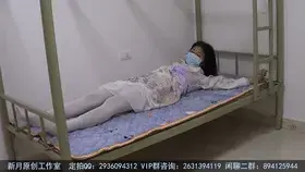 【新月原创】十八岁的佳怡妹妹 洛丽塔白丝 大字铐床自行解缚游戏 【新月工作室】定拍交流QQ：2936094312 （备用）1003187439 原味找她2631394119雨涵！<br>十八岁的佳怡妹妹 洛丽塔白丝 大字铐床自行解缚游戏，打赌一个口红，结果这家伙居然赢了？不行，我怎么能这样让她得逞，马上抢过钥匙，换个铐法，教她做人……她一直骂我死老狗不讲信用，哈哈哈，好可爱的小女孩