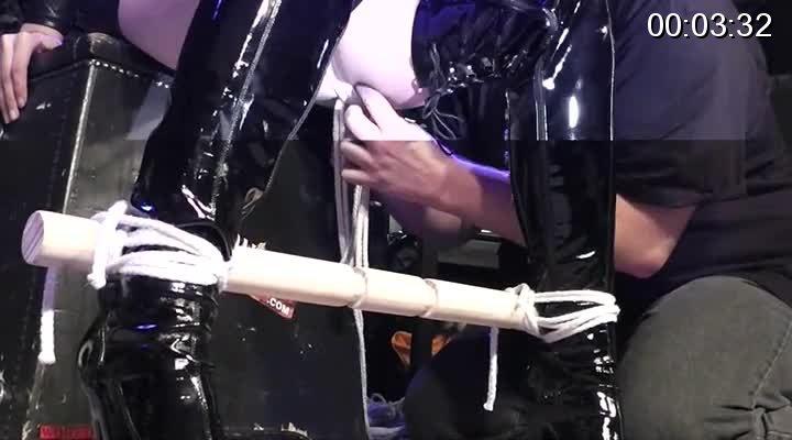 Predicament Bondage Endurance Challenge for Nadine Sexy Rubber Lady Nadine in an intense Predicament Bondage Endurance Challenge live at an event in the public. This clip is produced by www.supertightbondage. Watch the website for more intense and extremely tight Bondage !<br><br><span style='color:#b0b0b0;'>[隐藏文字，购买后可见]</span>