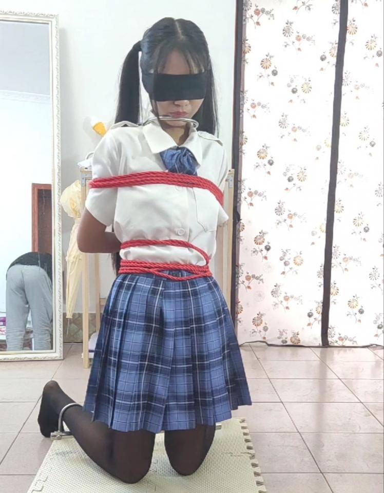 【冷与贝054】定拍禁锢口水游戏 下载后解压，解压密码leng解压后改后缀为.mp4<br>1，用罚跪架固定好冷酱后，戴上口球，转动镜头拍一下全身各个角度。<br>2，拿起杯子接口水，并用手指沾口水让冷酱闻，要求时间够，可以多重复几次。<br>3，把口球摘下来在冷酱的脸上摸。<br>4，重新戴上口球，并且把收集的口水倒在口罩上给冷酱戴上。