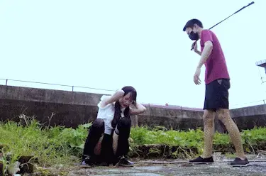 【樱束原创】《学生毒贩被捕二》漂亮贩毒小姐姐因反抗行为被鞭打体罚后押回牢房被换上加重的脚镣，J察让她把黑丝掉换成白丝并抚摸她的脚，她在牢房中挣扎尝试把手铐脚铐撸下来手脚都被撸的红肿了才不得已放弃！第二 樱束推出包月尊贵VIP，加入立即获得60部影片，并且每日新片同步更新免费看，感谢您的赞助，季度会员更有9折优惠，详情请咨询客服<br>剧情简介：漂亮贩毒小姐姐因反抗行为被鞭打体罚后押回牢房被换上加重的脚镣，J察把她的鞋子脱掉并且让她把黑丝脱掉换成白丝，并抚摸她的脚，她在牢房中不停的挣扎着尝试用力把手铐脚铐撸下来虽然手脚很细很小， 但几经尝试怎么都卡住没办法撸下来 ，恨不得再瘦小些，手脚都被撸的红肿了才不得已放弃！第二天J察押她去指认现场她求J察打开重脚镣，实在走不动了J察这么重的脚镣锁在这么细的腿上很可怜就 同意了 换上了普通脚镣,为了防意外还要加戴一幅脚铐，她却在路途中以上厕所为由 趁J察不注意偷偷跑路了回到了家中（待续）······<br><br>樱束服务内容：私人订制剧情 专属剧情订拍 现实约拍  全国飞业务  统一解压密码：ysyc6672或qq2156176672<br>樱束联系方式：临时客服QQ1872417156     VIP专属客服微信号：yingshu-you（VIP专属客服微信，终年无休）<br><br><br><br><br>视频格式：MP4<br>分辨率：1080P<br>时长：33分钟<br>大小：2G