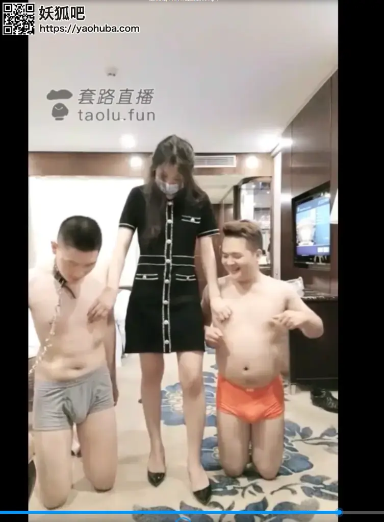 【禾未S】 户外花园暴虐狗，女神的双痰盂 标题 【禾未S】户外花园暴虐狗，女神的双痰盂<br>原创者：套路直播<br>购买地址：<span style='color:#b0b0b0;'>[隐藏文字，购买后可见]</span><br>剧情 禾未女王调教双狗奴，希望大家喜欢