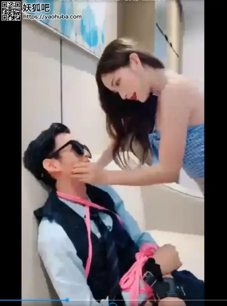 【一诺大小姐】温柔背后的陷阱，咀嚼喂食，舔脚踩踏 标题 【一诺大小姐】温柔背后的陷阱，咀嚼喂食，舔脚踩踏<br>原创者：套路直播<br>购买地址：<span style='color:#b0b0b0;'>[隐藏文字，购买后可见]</span><br>剧情 一诺女王将狗奴绑起来各种调教，希望大家喜欢