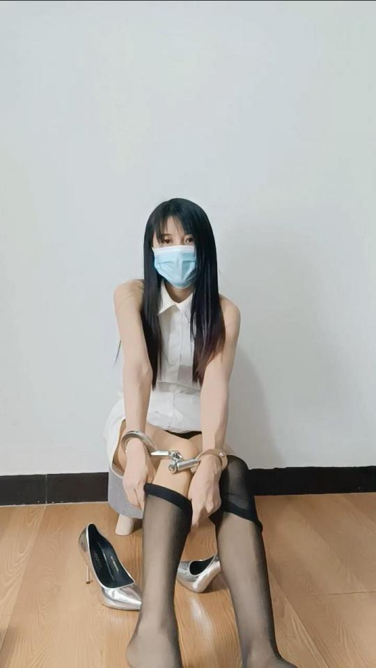 周涵原创 重镣女囚周娜 周娜首次出演女囚穿上丝袜高跟戴上重镣，喜欢的同好不容错过！<br>周涵委托出售，周涵定拍QQ：2383746893
