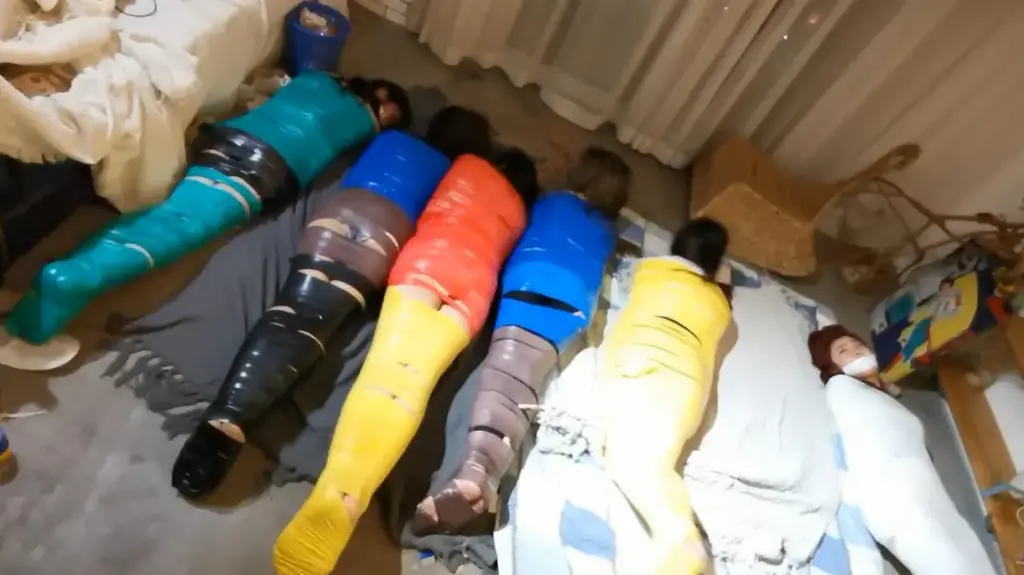 6人胶带全包封嘴，梦怡、凌玲等多位美女同时出镜！ Six adult women appear simultaneously in a tape-wrapped, gagged bondage feature.