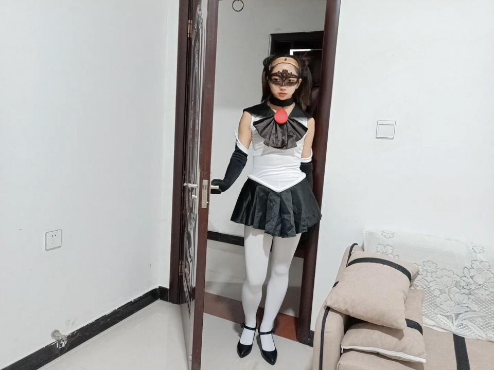 定拍作品：替定拍老铁发布,美女英雄和M博士的特殊较量,美女最终被M博士制服..... 解压密码:hdsy<br>美女英雄接到报告,去营救人质、一进门被M博士用烈药迷昏,被推到沙发上不停任意扶摸，下面塞入TD折磨,一下子让美女大英雄变成了狗熊，乖乖地变成了忠实奴役,药劲过后,慢慢苏醒过来、又被拘束架禁锢，学狗叫请求M博士宽疏自己，M博士不理会这些,继续按上TD，电击片虐待，散鞭猛抽，扯下面具倒吊起来虐足......<br>想定拍的老铁请加QQ272728243微信sy118156