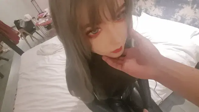 【面具男】狂榨kig胶衣面具男娘  看着他带着口塞面具本以为还他还能发出呻吟声，原来连呜呜呜的声音都发不出来，折磨的时候还以为他没感觉没反应，没想到在皮衣下的身体都是颤抖的，最后被刺激挣扎的汗水都浸泡 看着他带着口塞面具本以为还他还能发出呻吟声，原来连呜呜呜的声音都发不出来，折磨的时候还以为他没感觉没反应，没想到在皮衣下的身体都是颤抖的，最后被刺激挣扎的汗水都浸泡在里头了。<br>1，先是给他做猫步训练，高跟鞋上锁，训练他的走姿势，不过前提是开着震震训练器和郊狼电击器刺激他，让他完成训练，要是走歪了不是一条直线就加大力度。<br>2，接着就是给他绑一个后手吊，然后脖子连着被并拢绑在一起的膝盖，开启震震训练器和郊狼电击器，再加上震震话筒玩经典的榨汁倒数游戏，10，9.....如果他忍不住喷了的话，就进入到第三步的惩罚。<br>3，那就是再来一次，被分开M字腿绑在床上，接受惩罚，如果失败了就再来一次好咯，总有办法的。<br>很多图片都是没能发出去动图请慢慢欣赏<br>面具男QQ1557709549<br>诚招广西北海周边的绳模，女M CD都可以，男M等都也可以约玩体验。吊架等基本道具都有。来北海免费做海鲜给你吃 [展示的隐藏文字]解压密码123456请不要在线解压否则被和谐掉[展示的隐藏文字]<br>片名：（已剪辑掉违规片段）【面具男】挠伪娘Jiojio的白丝脚脚，木枷固定，加上润滑油，用牙刷和手疯狂挠她脚心，挠他咯吱窝，痒疯他。 接着是无尽的榨汁训练和电击惩罚（已剪辑掉违规片段）<br><br>片长：00:55:19<br><br><br>