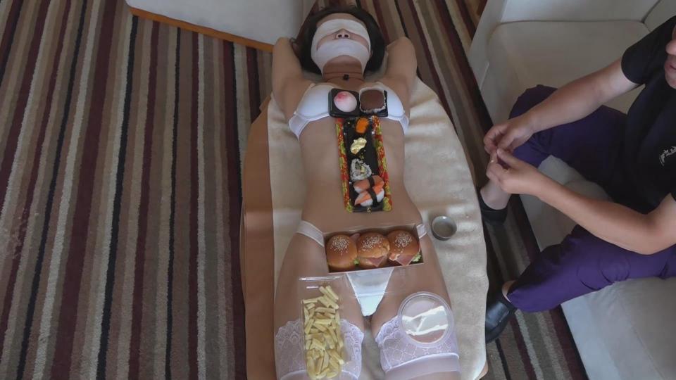 逍遥精拍作品《厨娘上集》，祝大家吃着美味佳肴，过美妙中秋。        S市推出了一项新服务，美女厨娘上门做饭，食材可以由客户自己准备，也可以由厨娘所属公司带来。该项目<br>一经推出就十分火爆，一位大客户上来就预定了一星期的量，还不需要公司准备食材。<br>       这天，厨娘在午饭前如约而至。寒暄一番后，厨娘就要开工。客户却抢过厨具自己敢干了起来，熟练的技艺让<br>厨娘都自叹不如。<br>       厨娘夸客户的手艺好，根本不需要自己来当厨师。客户说没什么，然后有点不怀好意的笑着说，请你来自然有<br>你的用处。然后就邀请厨娘一起吃饭，厨娘没有多想，因为有些客户就是只想找个美女陪着吃饭而已，吃着喝着，<br>厨娘就晕倒了。客户阴笑着说，可以上主菜了。<br>    （待续）<br> <br>      首选下载：视频库【支持直接在线观看，在视频下方直接按清晰度下载，画质和微云下载一样，永不失效，非常推荐】<br><br>      备选下载：已经放弃百云改用微云链接，画质和视频库相同，只作为备份使用，并不推荐，解压码：0908