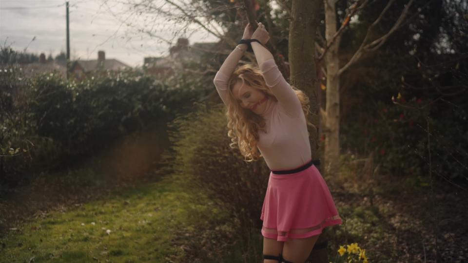  VID0622: Ariel Anderssen Kinky Neighbour Discovered Ariel's nosy neighbour spots her in her garden... seemingly tied up! What sort of sex game could this be? He comes to investigate!<br><span style='color:#b0b0b0;'>[隐藏文字，购买后可见]</span>