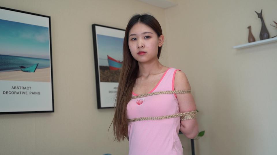 「蔚蓝艺束」冰冰 口枷口球 后手观音驷马 直臂驷马 解压密码：weilanyishu<br><br>内容介绍：新模冰美人，身高160，体重46公斤，身材娇小，韧性极好。<br>超大口枷塞在嘴里，摘下来后冰冰嘴都酸了。后手观音是最难受的，解缚后，胳膊都动不了了。<br>蔚蓝艺束原创作品（索尼A7M3或黑卡7，双机位拍摄）。工作室坐标唐山，招聘绳模，待遇优厚；绿色定拍（不约拍）、绳模及爱好绳艺的朋友请加QQ2105653965 （注明来意：定拍、模特应聘）<br><br>模特：冰冰<br>年龄：20<br>身高：160<br>体重：46<br><br>视频格式：MP4<br>视频大小：1.4G<br>视频时长：40分钟<br>视频编号：WL0037-冰美人<br><br>敬告：最近网盘文件频繁被和谐，请购买者务必先检查链接是否有效，如链接失效，联系QQ2105653965处理。所购买的视频文件务必下载到电脑里保存，切勿在线解压！！！！<br>